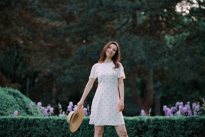 White Summer Polka Dot Dress combined with Straw Hat White Summer Polka Dot Dress combined with Straw Hat Sclipire pe moment