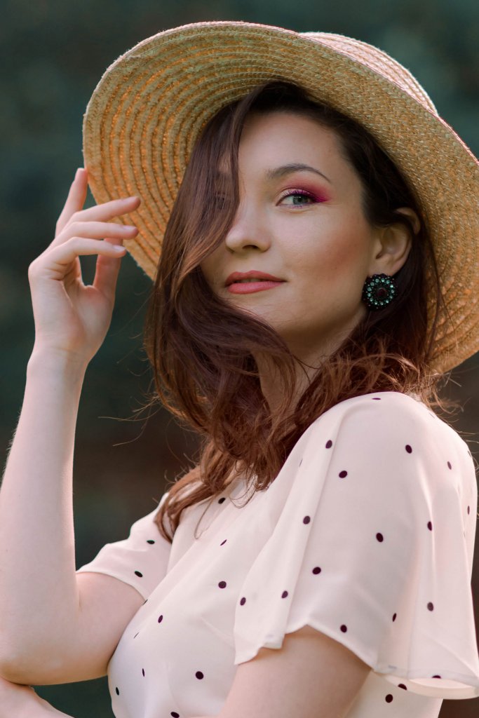 White Summer Polka Dot Dress Straw Hat Portrait Sclipire pe moment