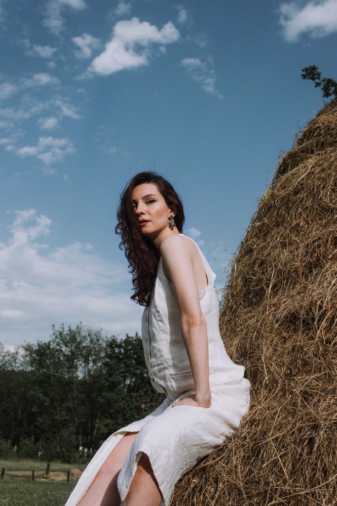 Ana-Drobot-boho-style-linen-white-maxi-dress-straw-hat-boho-chic-photos-Încă am rămas cu un gând