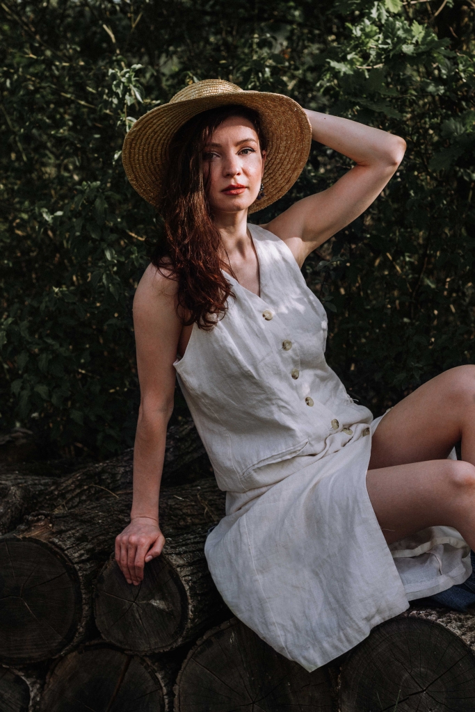 Ana-Drobot-boho-style-linen-white-maxi-dress-straw-hat-boho-chic-photos-Încă am rămas cu un gând (1)