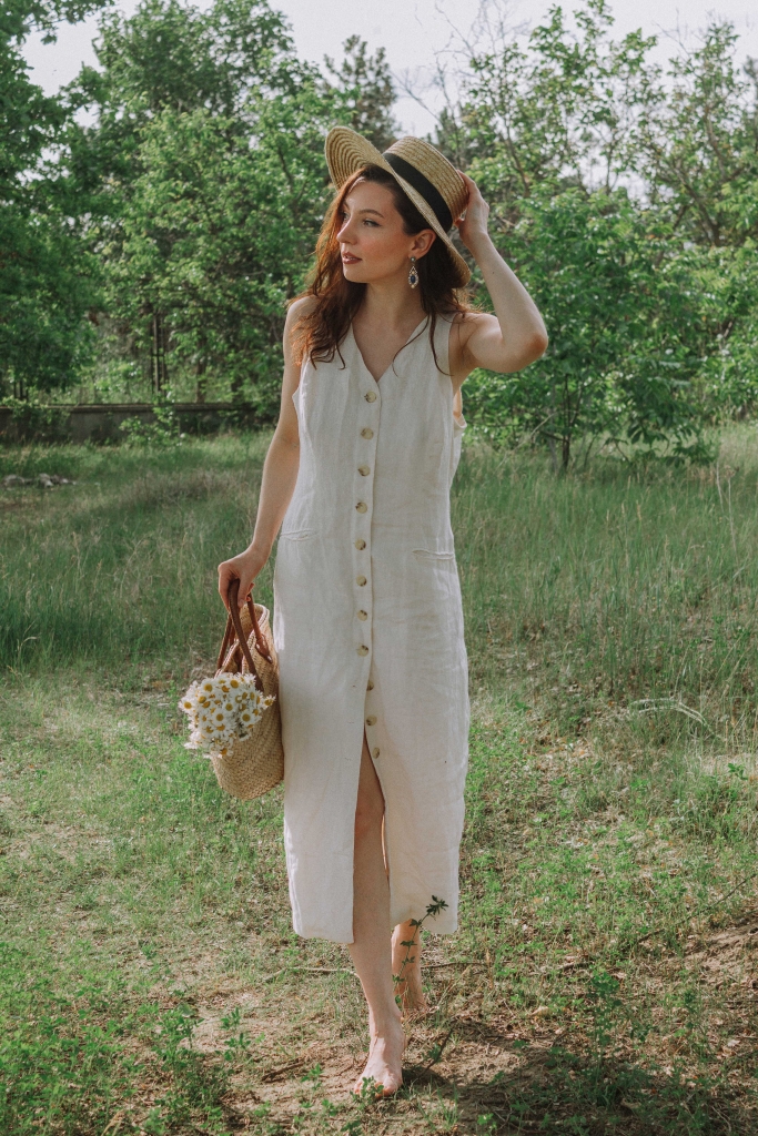 Ana-Drobot-boho-style-linen-white-maxi-dress-straw-hat-boho-chic-photos-Încă am rămas cu un gând (1)