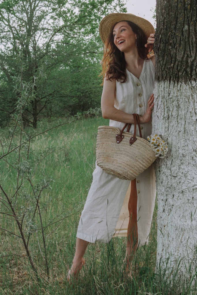 Ana-Drobot-boho-style-linen-white-maxi-dress-straw-hat-boho-chic-photos-Încă am rămas cu un gând (1)