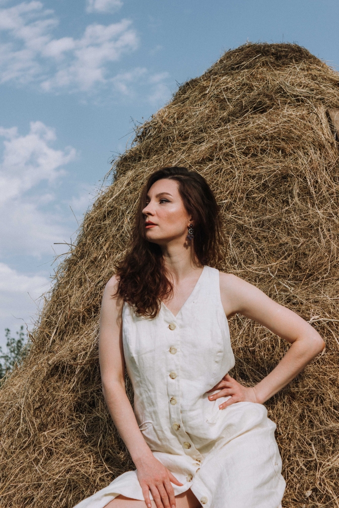 Ana-Drobot-boho-style-linen-white-maxi-dress-straw-hat-boho-chic-photos-Încă am rămas cu un gând (1)